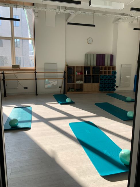 A Yoga Aura nagy, tölgypadlós stúdióterme
