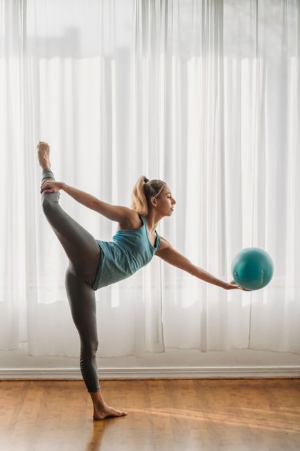 Jógázó nő a Yoga Aura stúdióban, meleg természetes fényben